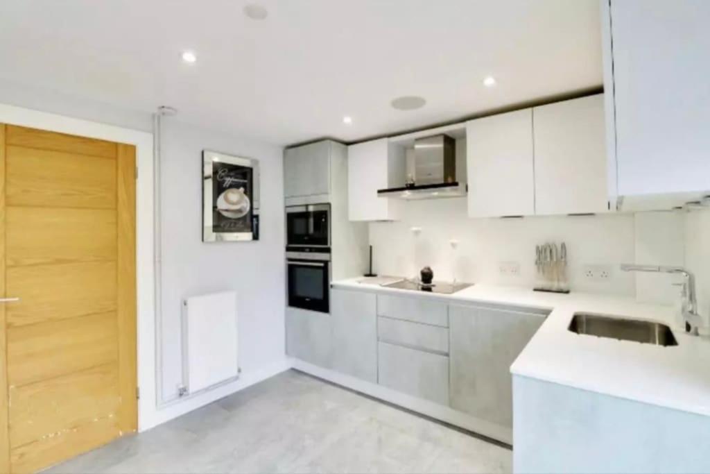 Recently Renovated,Modern House. Train Station Villa North Mymms Exterior photo