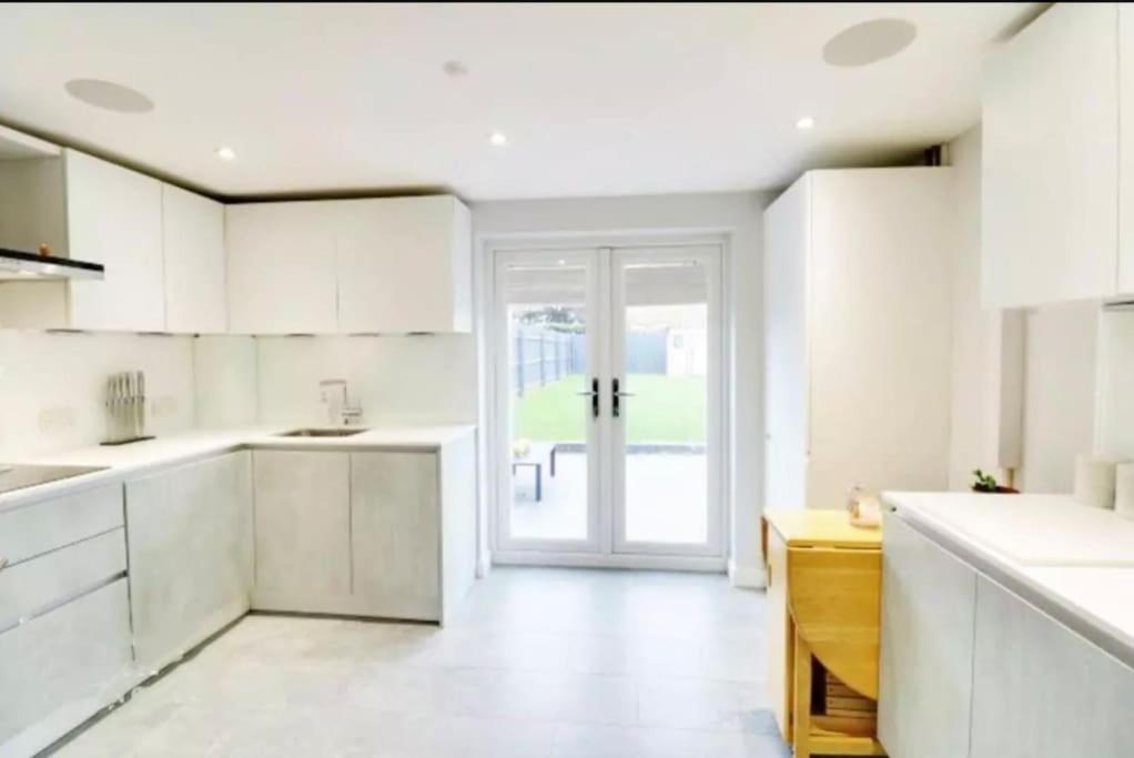 Recently Renovated,Modern House. Train Station Villa North Mymms Exterior photo