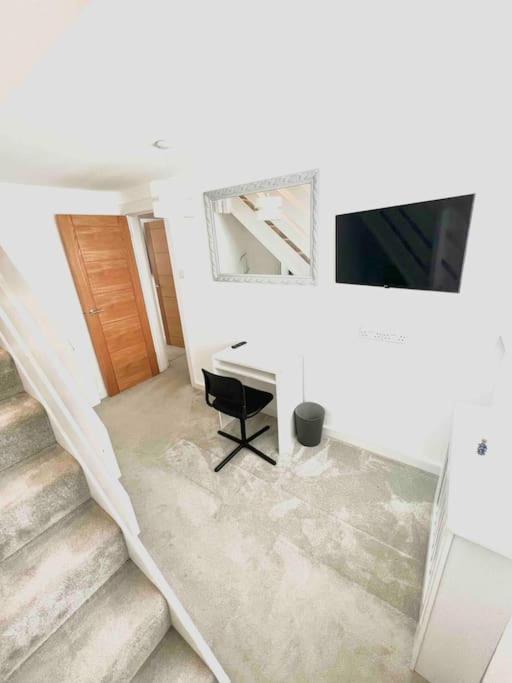 Recently Renovated,Modern House. Train Station Villa North Mymms Exterior photo