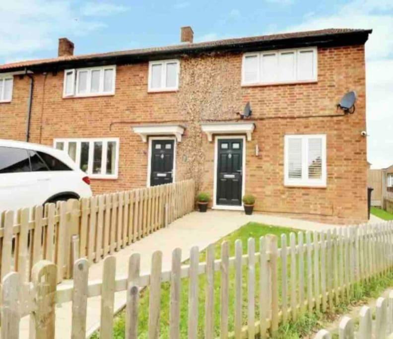 Recently Renovated,Modern House. Train Station Villa North Mymms Exterior photo