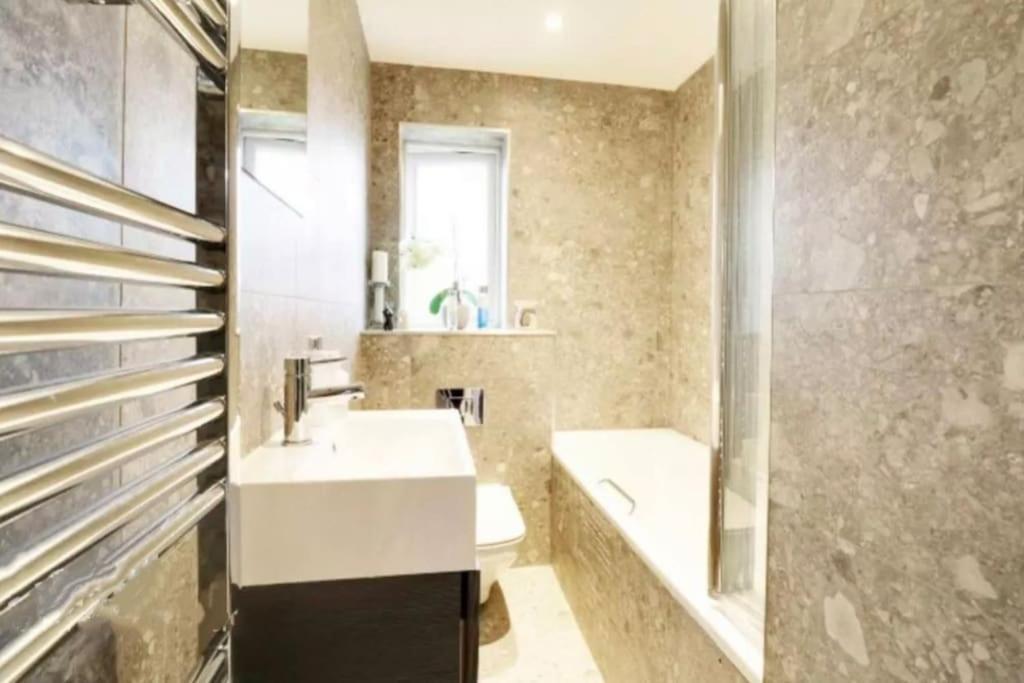 Recently Renovated,Modern House. Train Station Villa North Mymms Exterior photo