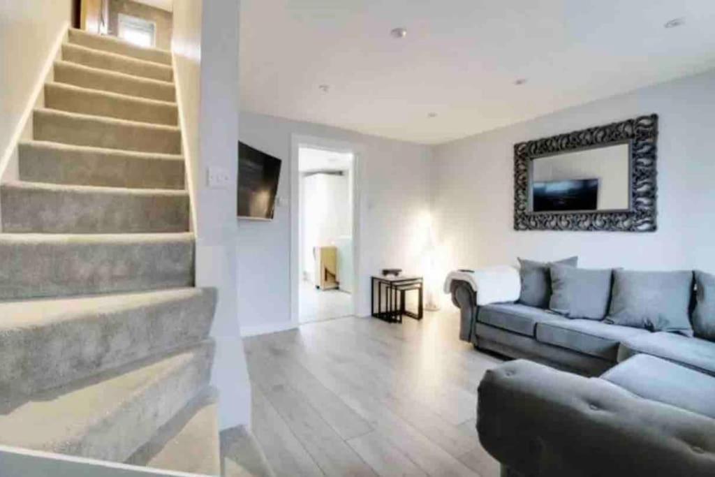 Recently Renovated,Modern House. Train Station Villa North Mymms Exterior photo